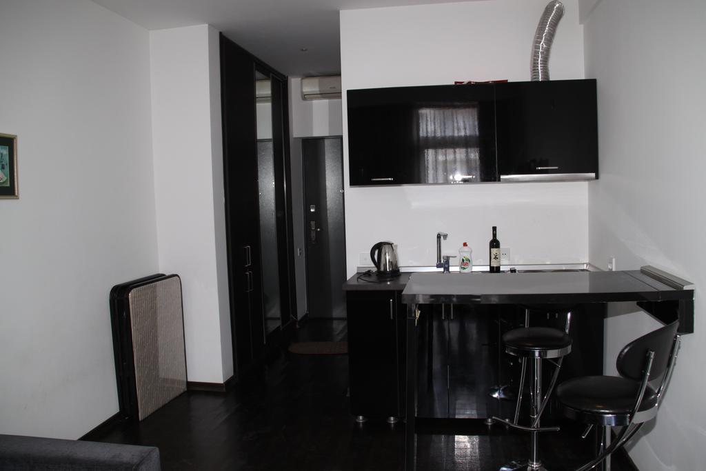 Black-White Rooms Batumi Bagian luar foto