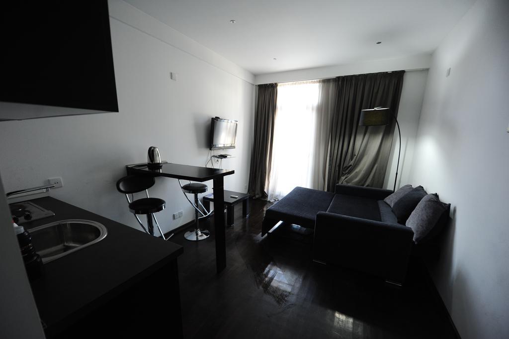 Black-White Rooms Batumi Bagian luar foto