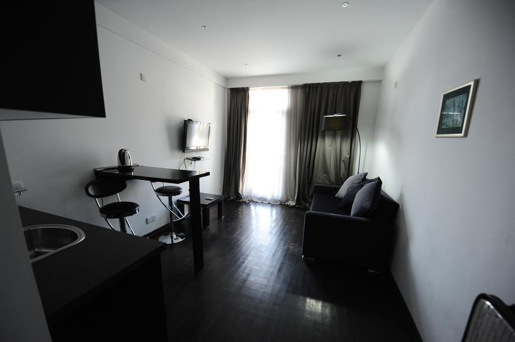 Black-White Rooms Batumi Bagian luar foto