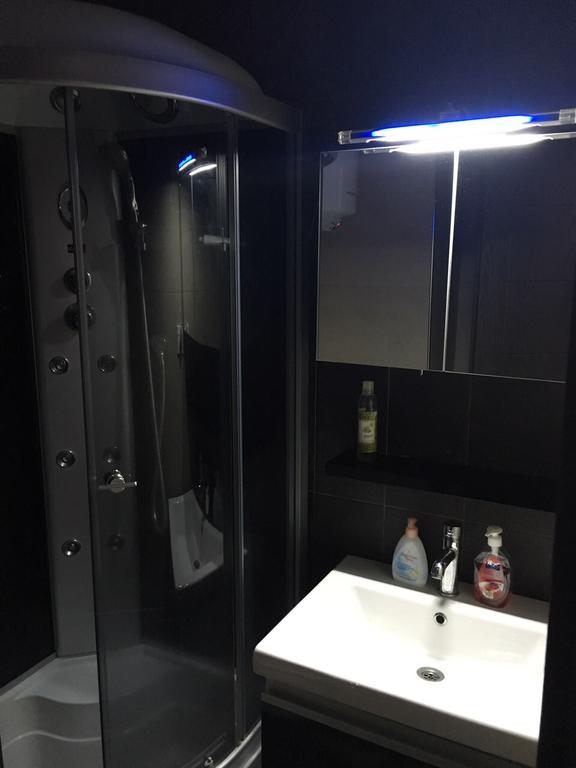 Black-White Rooms Batumi Bagian luar foto